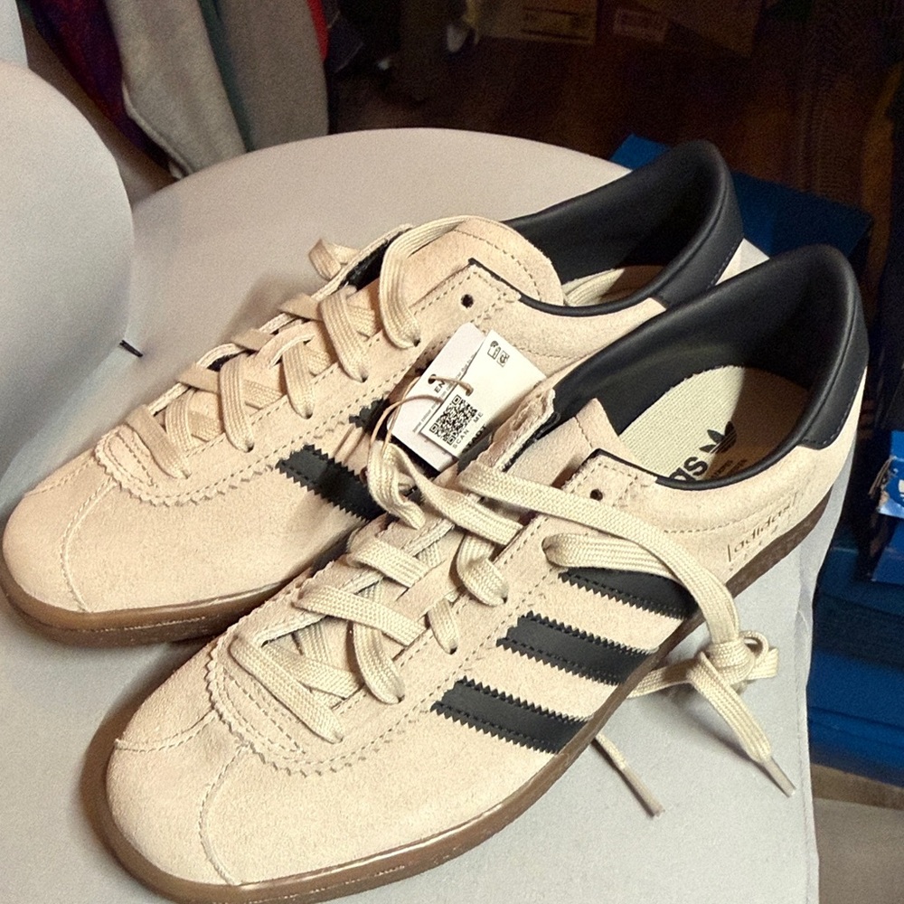 Adidas Men's Stadt Beige and Black Sneakers